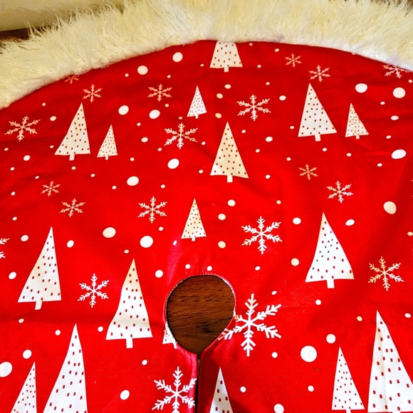 New Large Red & White Tree Skirt - Picture 1 of 5